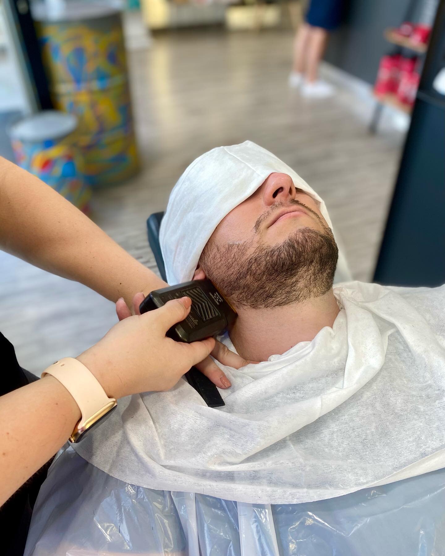 Messieurs, avez-vous lu notre dernier article ? 🤔
On vous explique comment prendre soin de votre barbe gr&acirc;ce &agrave; 5 astuces ! 
Le lien de notre site internet est dans la bio 😉
#barber #barbier #barbershop #barber💈 #barberlife #barbe #ba